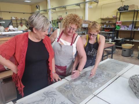 L'Escola Municipal d'Art decorarà el pati del Mercat amb un mural ceràmic